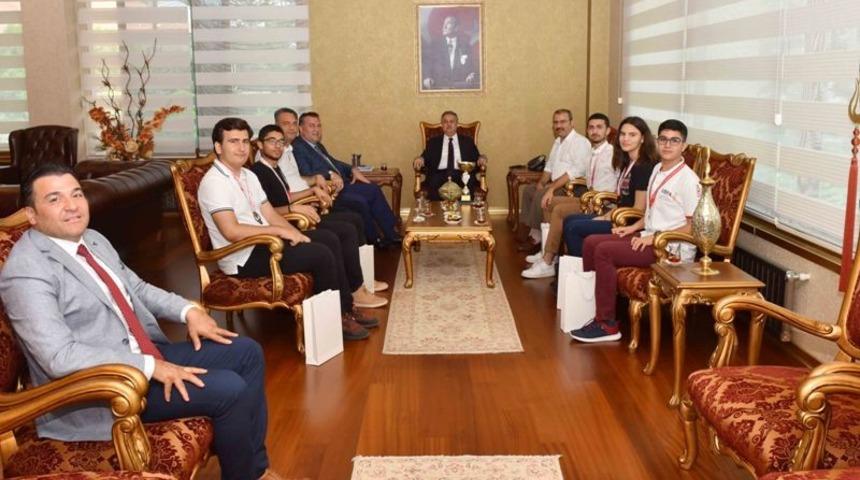 Vali Su, şampiyon öğrencileri kabul etti