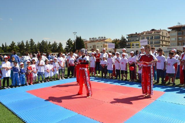 18 branşda açılan yaz spor okullarına 4 Bin 200 kişi başvuru yapıldı.