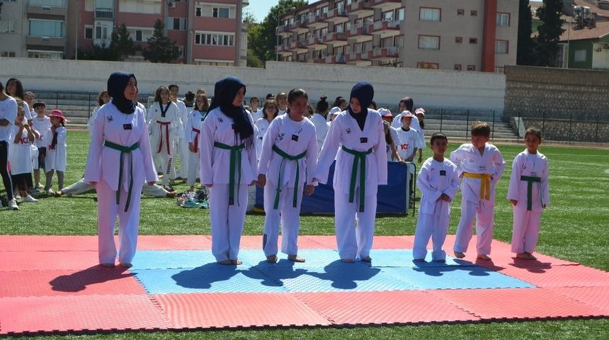 18 branşda açılan yaz spor okullarına 4 Bin 200 kişi başvuru yapıldı.