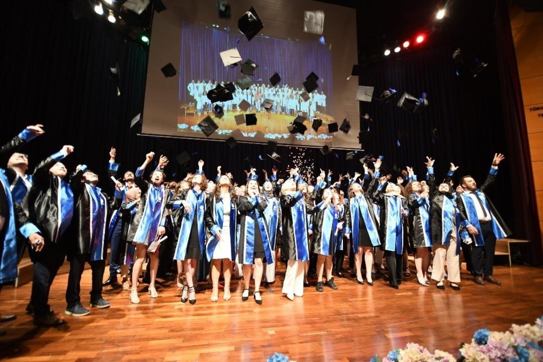 SA&Uuml;&rsquo;de Tıp Fak&uuml;ltesi mezunlarını verdi