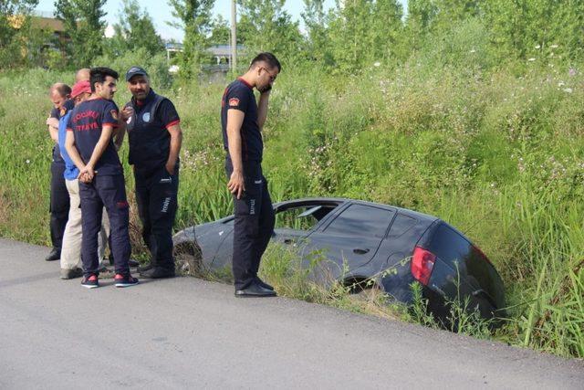 Kontrolden çıkan otomobil yol kenarına devrildi