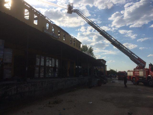 Alaşehir'de kasa ambalaj fabrikasında yangın