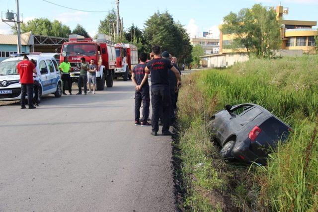 Kontrolden çıkan otomobil yol kenarına devrildi