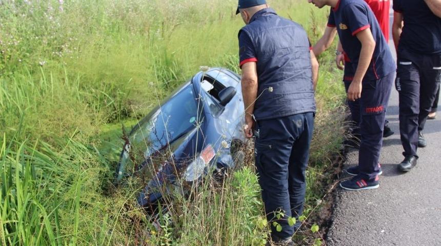 Kontrolden çıkan otomobil yol kenarına devrildi