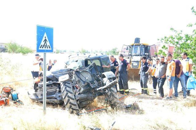 Kahramanmaraş’ta hafif ticari araçla traktör çarpıştı: 2 ölü, 1 yaralı