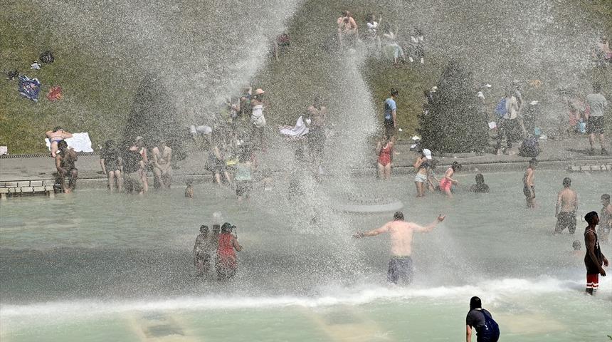 Eyfel Kulesi’nin etrafı tatil köyüne döndü