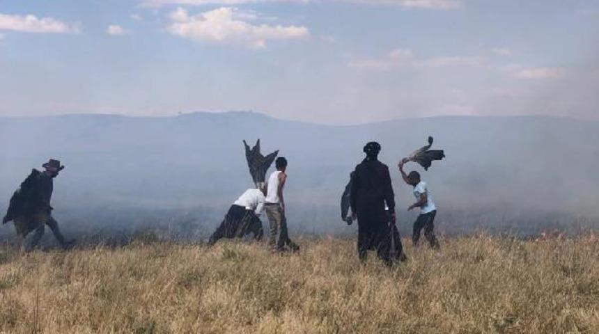 Mera yangınına vatandaşlar ceketleriyle müdahale etti