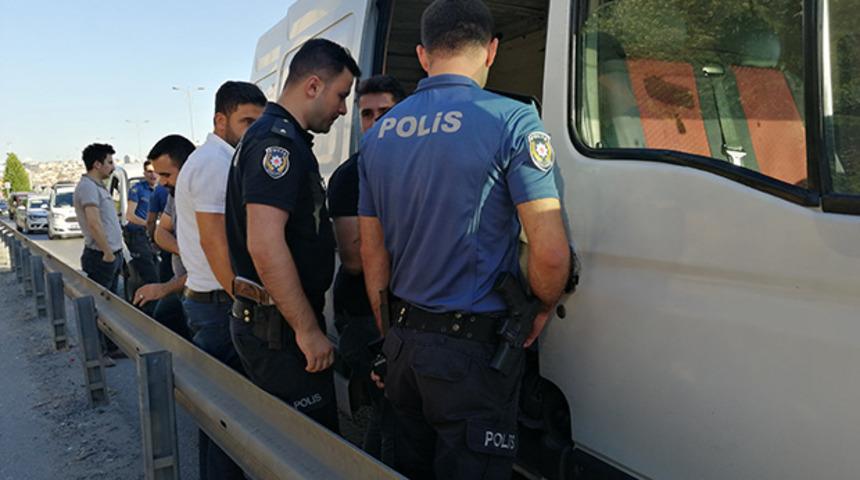 TEM Otoyolu'ndaki bir minibüs polisleri alarma geçirdi