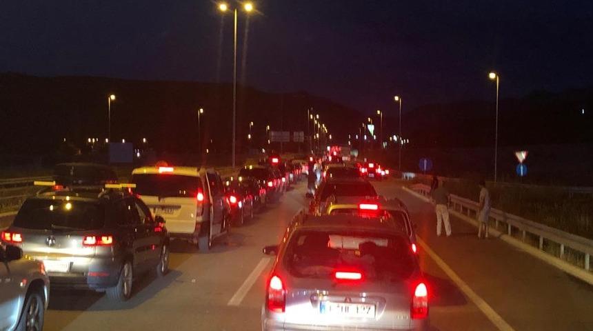 Yaz tatili için Türkiye’ye gelenler kilometrelerce kuyruk oluşturdu