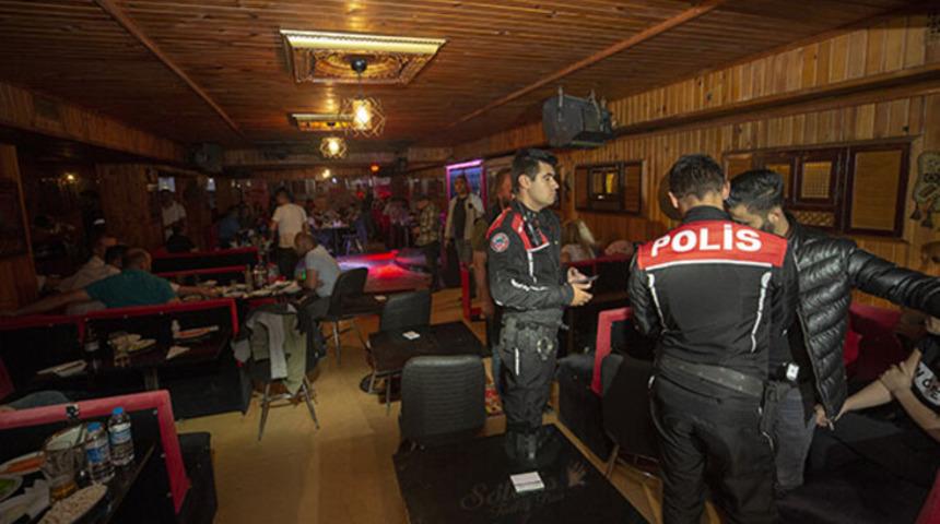 Kaçak çalıştırılan kadınlar gizli bölmede yakalandı