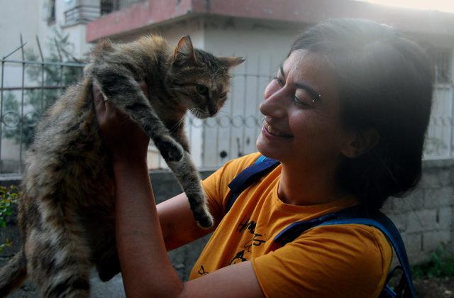Anne- kızın sokak kedilerini besleyen genç kadını darbettiği iddiası 