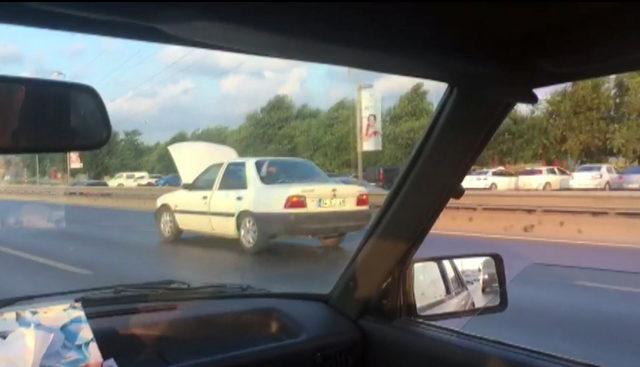 Kaputu açık giden otomobili görenler şaşırdı