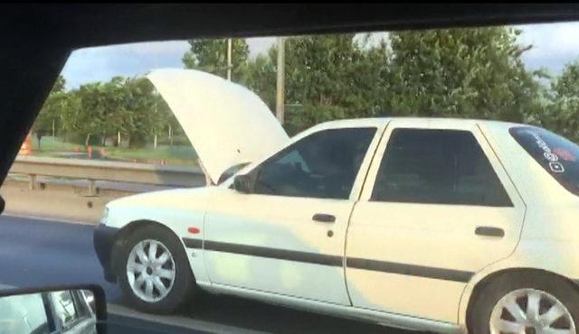 Kaputu açık giden otomobili görenler şaşırdı