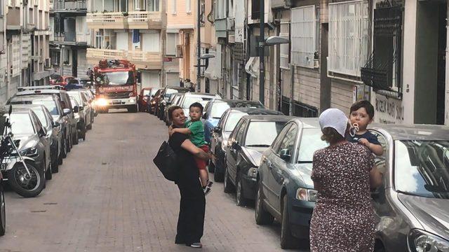 Otomobilde mahsur kalan ikiz bebekleri çilingir kurtardı