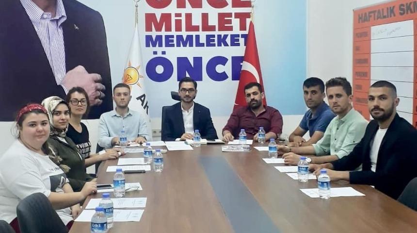 AK Parti Kemalpaşa’da gençlik kolları yeni yönetimi belirlendi