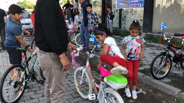 Yetim çocuklarıın bisiklet mutluluğu