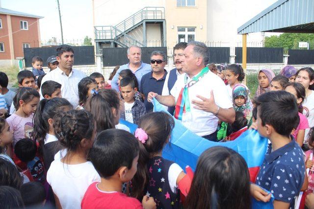 Azerbaycan heyetinden Vanlı çocuklara oyuncak sürprizi