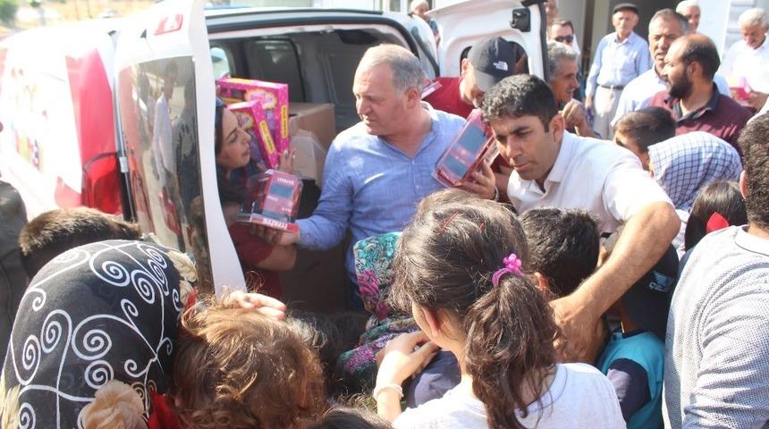 Azerbaycan heyetinden Vanlı çocuklara oyuncak sürprizi