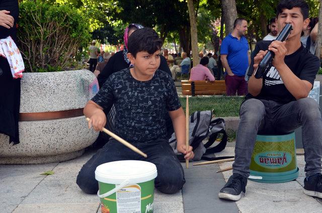 Turşu kovalı Suriyeli sokak müzisyenleri