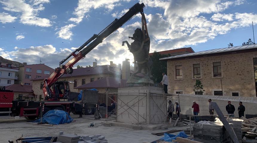 Bayburt'ta s&ouml;k&uuml;len 'Atat&uuml;rk heykeli' yerine konuldu
