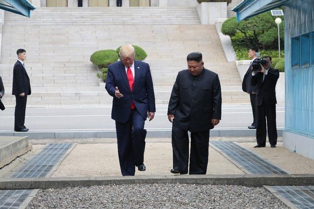 Trump ve Kim silahsızlandırılmış bölgede buluştu
