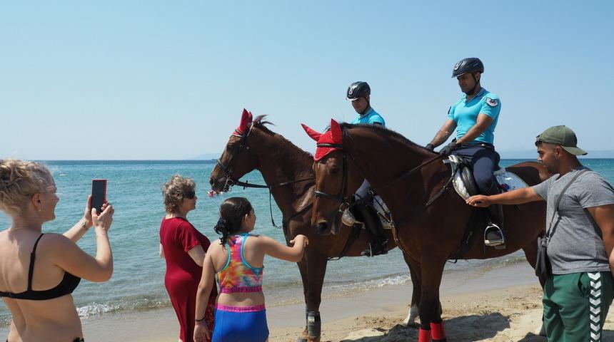 Sahilde Atlı Jandarma Timi'ni g&ouml;ren telefona sarıldı