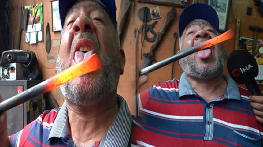 64 yaşındaki adam 900 derecede kızdırılan demiri yaladı ve şarkı söyledi