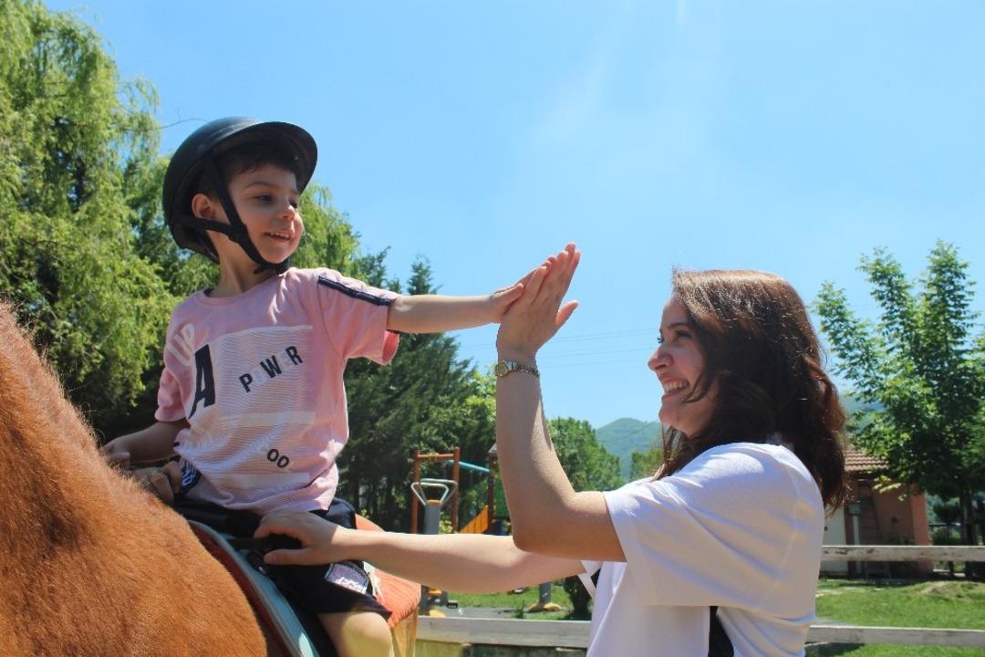 Annesinin erken m&uuml;dahalesi, otizmli &Ouml;mer Faruk&rsquo;u hayata bağladı