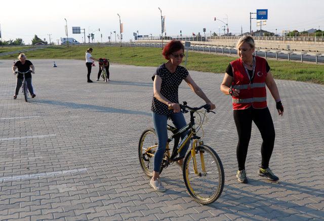 Kadınlar bisiklet sürmeyi öğrenerek hayallerini gerçekleştiriyor