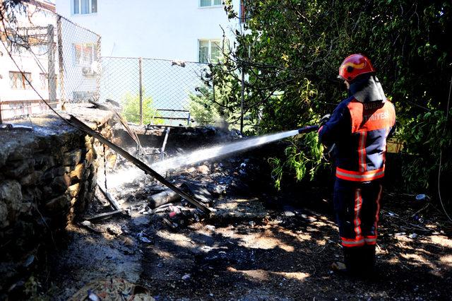 Lisenin bahçesindeki güvenlik kabininde yangın