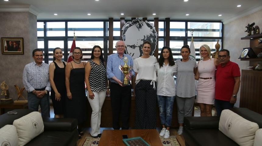 Şampiyon voleybolculardan Başkan Kurt&rsquo;a teşekk&uuml;r