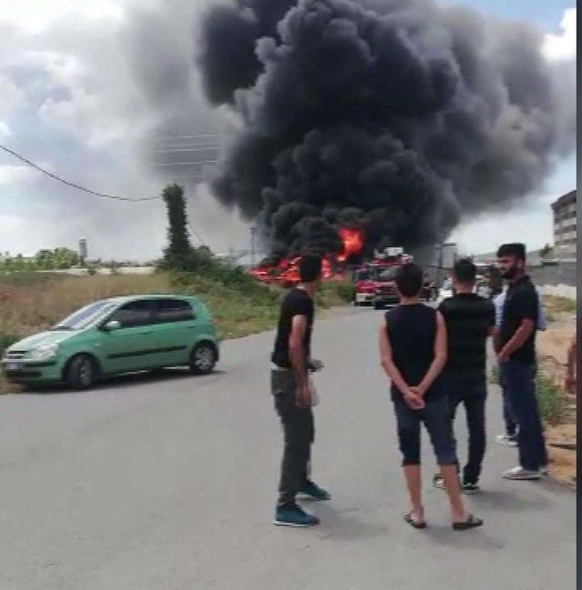 Tuzla'da boş arazide bulunan 3 tekne alev alev yandı