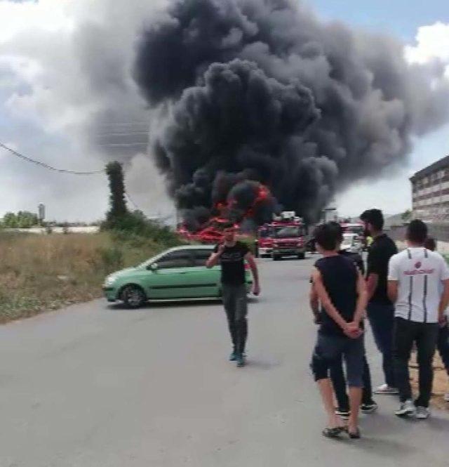 Tuzla'da boş arazide bulunan 3 tekne alev alev yandı