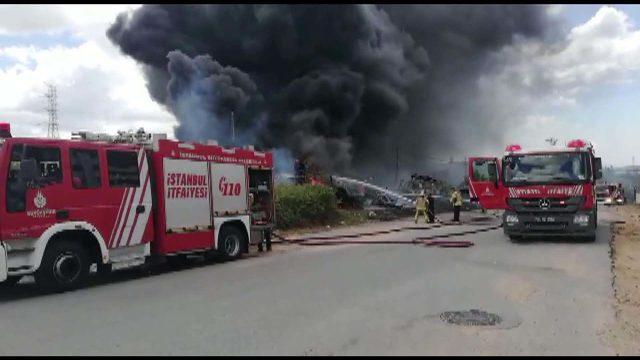 Tuzla'da boş arazide bulunan 3 tekne alev alev yandı