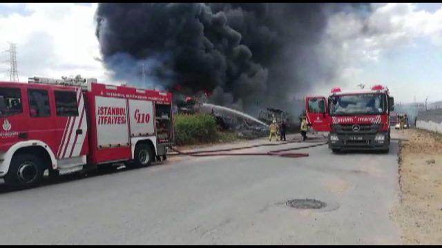 Tuzla'da boş arazide bulunan 3 tekne alev alev yandı