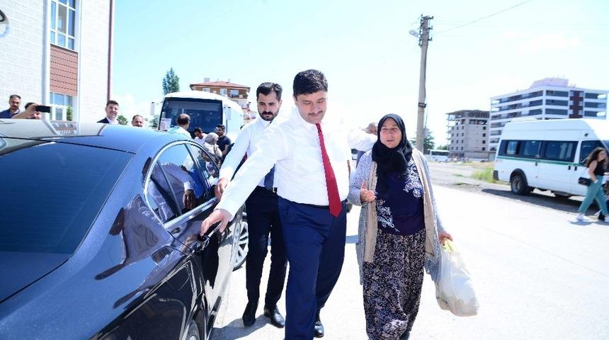 Başkan Oğuz&rsquo;dan yaşlı teyzelere jest