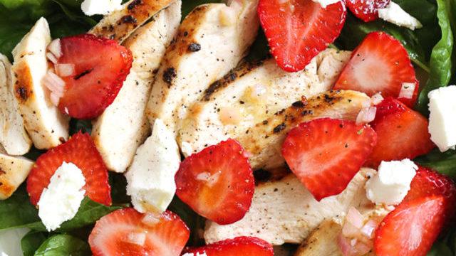 Çilekli ıspanak salatası nasıl yapılır?