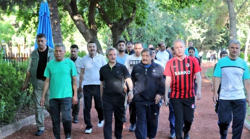 Vali Gül ve Başkan Tahmazoğlu, vatandaşlarla sağlıklı yaşam için yürüdü