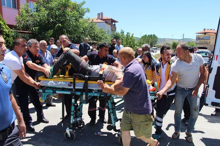 Manisa’da motosiklet kamyonetle çarpıştı: 1’i ağır 2 yaralı G2