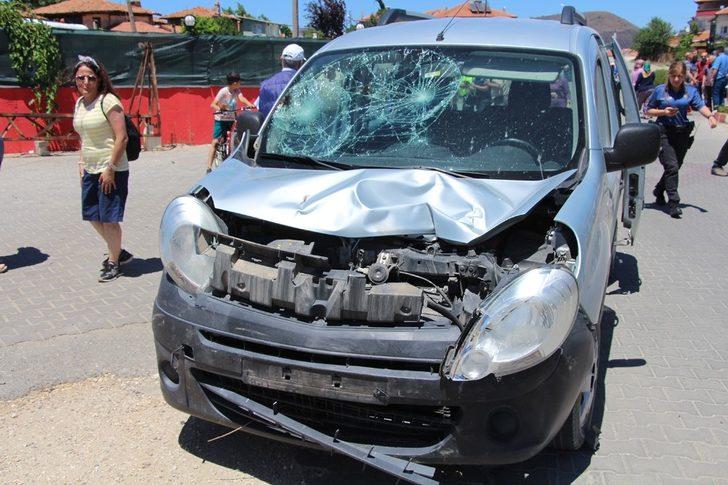 Manisa’da motosiklet kamyonetle çarpıştı: 1’i ağır 2 yaralı G5