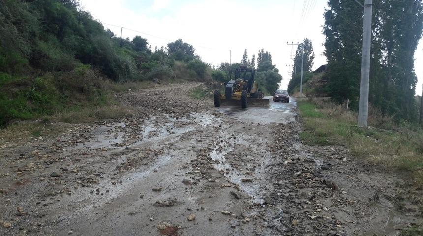 Sağanak yağışın vurduğu Demirci&rsquo;de ekipler seferber oldu