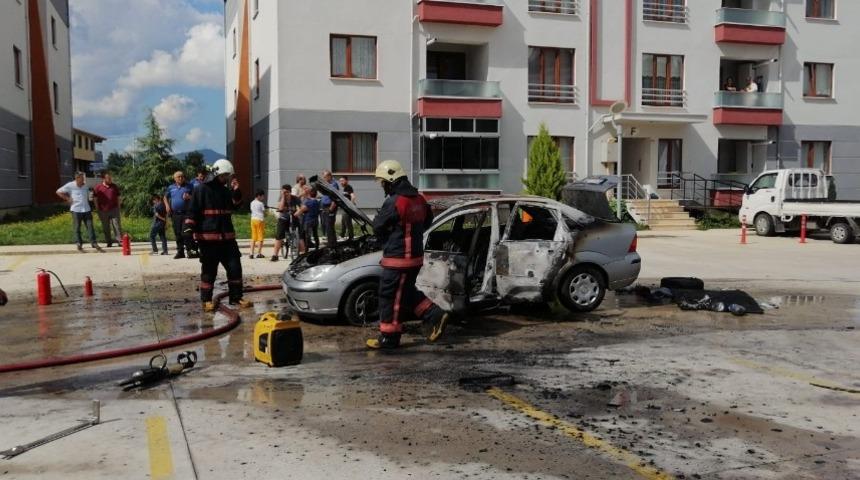 Otomobil bir anda alev topuna d&ouml;nd&uuml;