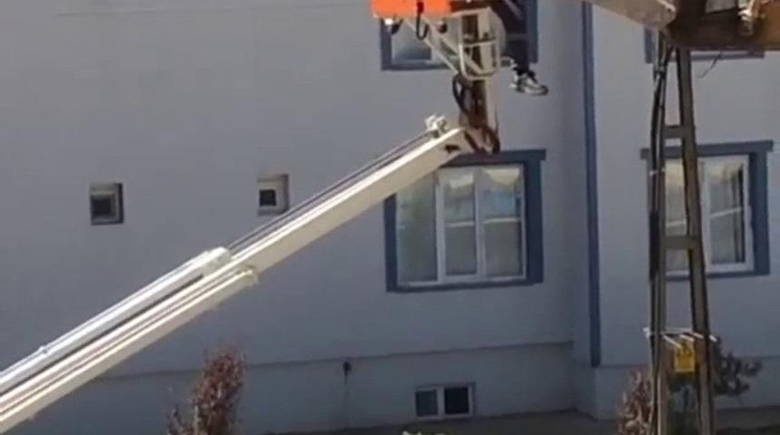 Elektrik akımına kapılan iş&ccedil;i yaralandı