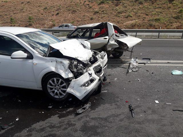 Kırıkkale'de 2 otomobil çarpıştı: 1 ölü, 5 yaralı