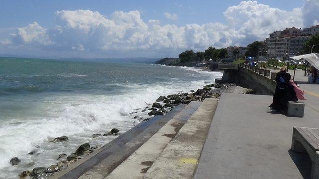 Karadeniz’de tatilcilere dalga engeli