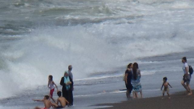 Karadeniz’de tatilcilere dalga engeli