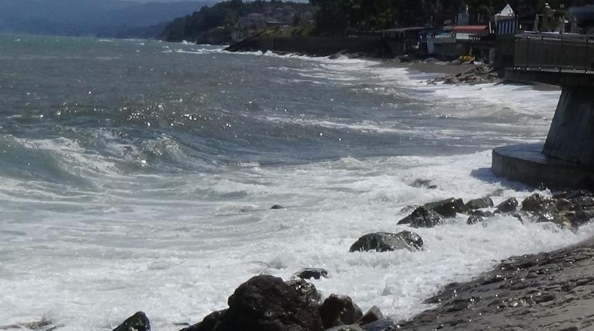 Karadeniz&rsquo;de tatilcilere dalga engeli