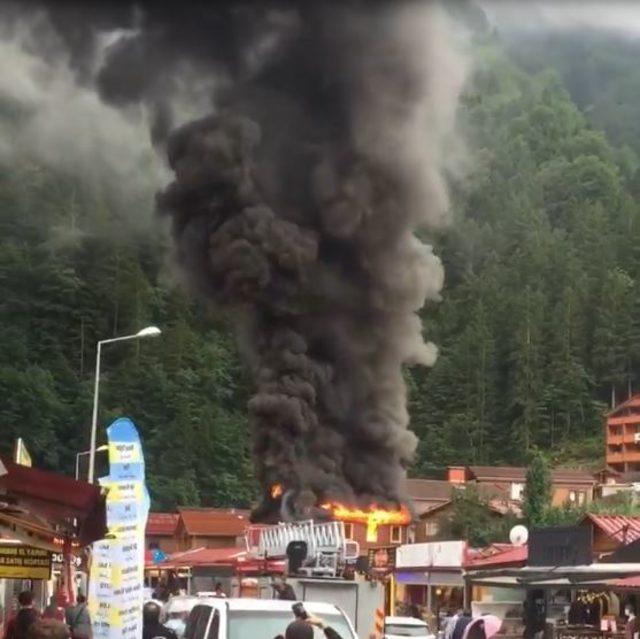 Turizm merkezi Uzungöl'de pansiyon yangını