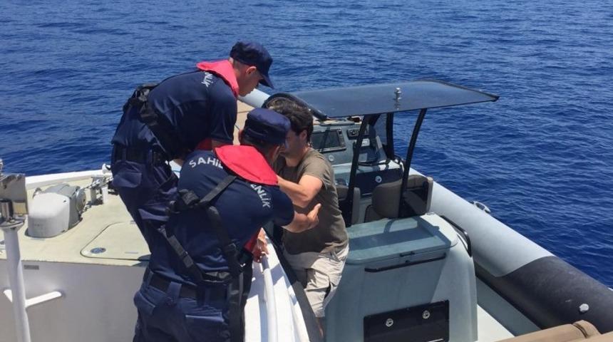 Denizde sürüklenen teknede bulunanlar kurtarıldı