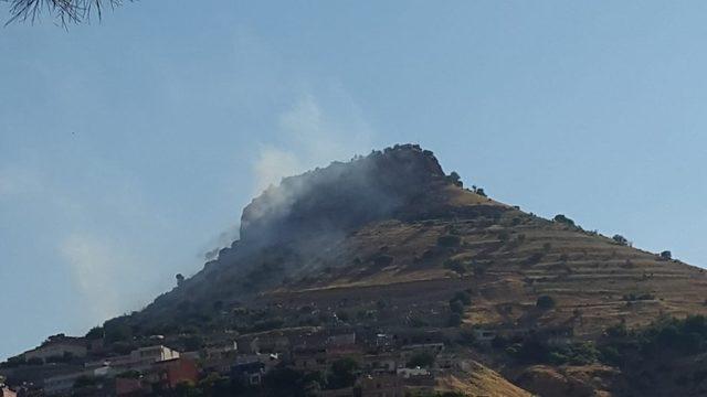 Mardin Kalesi’nde otlar tutuştu, itfaiye yangını söndürmek için seferber oldu